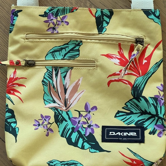 Virtually new Dakine cross body bag - Picture 1 of 7